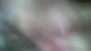 امرأة سمراء مثيرة تحصل على لعبة جنسية بعمق داخل كس ، أثناء استخدام دسار زجاجي