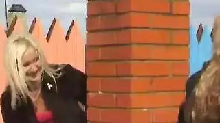 امرأة سمراء سويتي بيتا في الصنادل ذات الكعب العالي تتظاهر