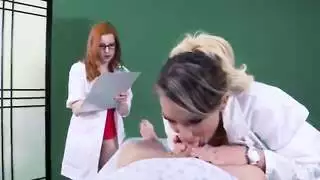 رجل يمارس الجنس مع اثنين من الممرضات اللواتي لهن ثديين كبيرة ومستديرة