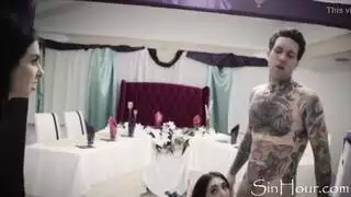 الزوجة تمسك بزوجها وهو يقبل العاهرة في حفل عام