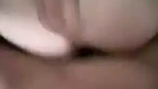 جبهة مورو الساحرة والرائعة تمارس الجنس الشرجي الأول أمام الكاميرا ، في غرفة نومها