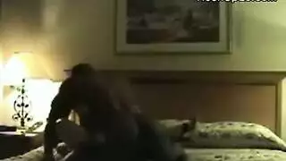 جبهة مورو شقراء مع حلمات ضخمة تستخدم دسار أثناء ممارسة الجنس مع عشيقها الجديد