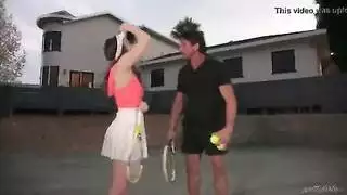 فتاة سكسية تمارس الجنس مع مدرب التنس و تنيكه بحرارة تكافأه