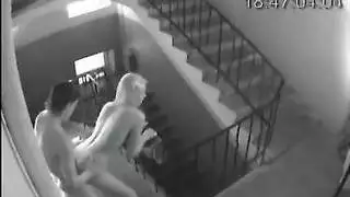روسي ينيك جارته على السلالم