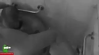 مشهد نيك ساخن في الحمام والقحبة تتأوه من زب زوجها في كسها من الخلف