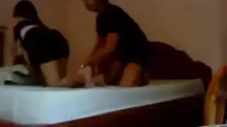 زوجين شابين يمارس الجنس في فندق مع