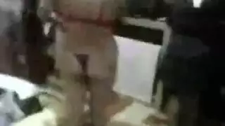 رجل متنكر في زي حريمي في حفل زفاف يلعب في كس و بزاز فتاة مراهقة تغير ملابسها في غرفة نومها