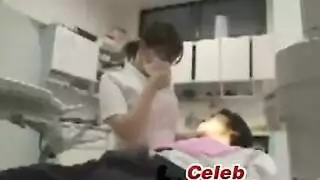 ممرضة يابانية مفلس تحصل على بوسها قصفت أثناء وجودها في المكتب.