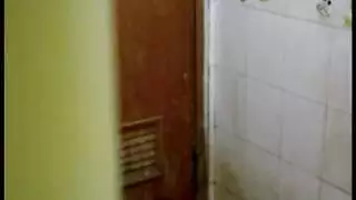 رجل آسيوي وسيم الرجيج قبالة صاحب الديك في الحمام
