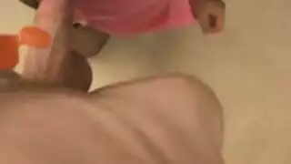 فتاتي تلعب مع قضيبي السمين.
