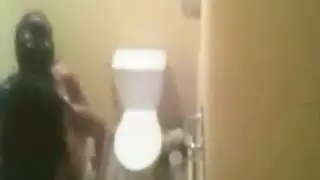 سكس عربي فضيحة تصوير سري في مرحاض عام