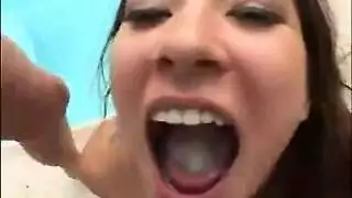 صديقة أوروبية تأكل فتى غريب ويمارس الجنس مع المكسرات.