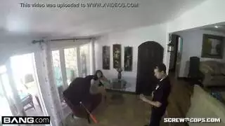امرأة متزوجة تتناك من الشرطي في منزلها بعد أن يحضر لنجدتها