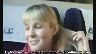 توافق الطالبة الشقراء على إلقاء محاضرة شفهية في القطار مقابل العديد من اليوروهات