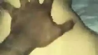 شاب أسود يمارس الجنس مع فتاة شقراء بصوت عالٍ جدًا ، خلال رباعية غير رسمية ، في غرفة نومها