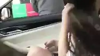 فتاة سورية تعرض مفاتنها داخل سيارة