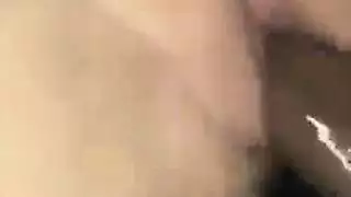 امرأة سمراء في الجوارب السوداء على وشك ممارسة الجنس المشبعة بالبخار مع رجل متزوج من حيها.