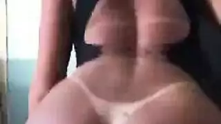 جبهة مورو شقراء الساخنة في جوارب طويلة اللعب مع لعبة الجنس لها.